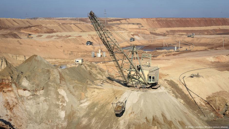Ucrania acuerda con EE.UU. compartir recursos naturales – DW – 25/02/2025