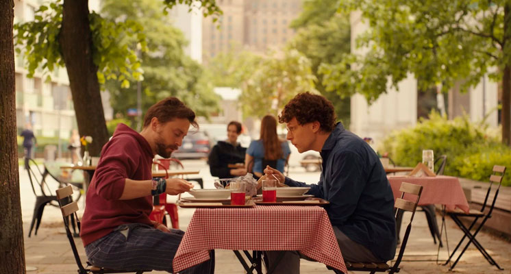 “Un Dolor Real”, el conmovedor viaje de Jesse Eisenberg y Kieran Culkin en medio de una tragicomedia (+Video)