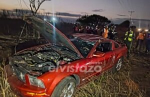 Un Mustang GT se volcó en la Troncal 16 de Anzoátegui y sus tripulantes salieron ilesos