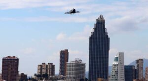 Un aerotaxi chino y 12 drones vuelan entre los rascacielos de Benidorm en su primera gran prueba urbana en Europa