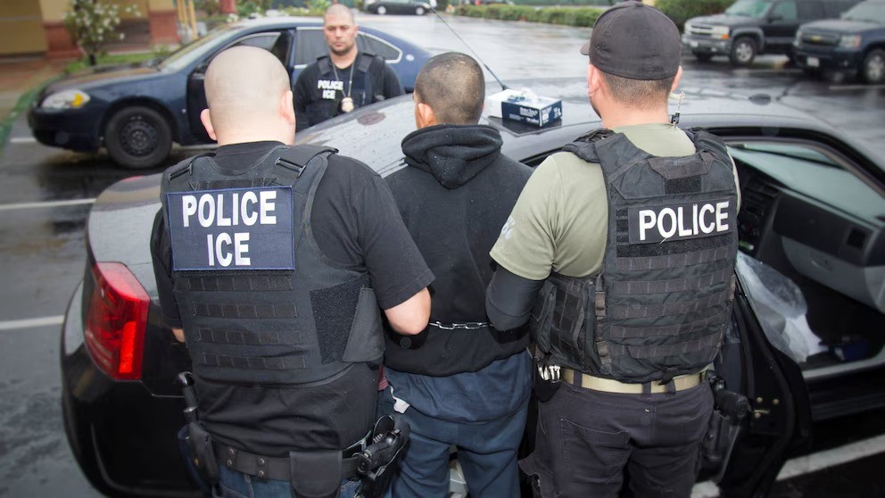 Un hombre del sur de Florida denuncia discriminación racial tras ser detenido dos veces por ICE debido a su origen latino - AlbertoNews