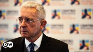 Uribe se presenta ante jueza y reclama inocencia – DW – 11/02/2025