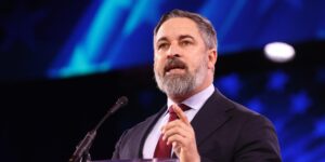 VOX se afianza en el trumpismo mientras este se abraza a Rusia