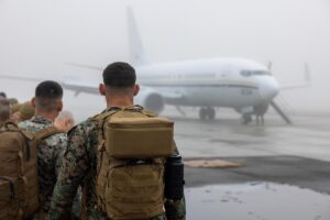 Tropas de EE.UU. llegan a Guantánamo para preparar el centro de migrantes de Trump