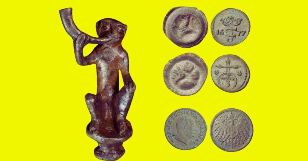 descubren en una iglesia medieval 679 monedas ocultas durante siglos y un mono de bronce que intriga a los arqueólogos