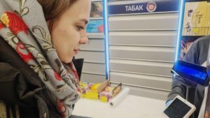 Tecnologia avanzada en Moscú o la URSS, Irina paga en el supermercado con la cara, con un lector facial con la máquina que tiene enfrente.