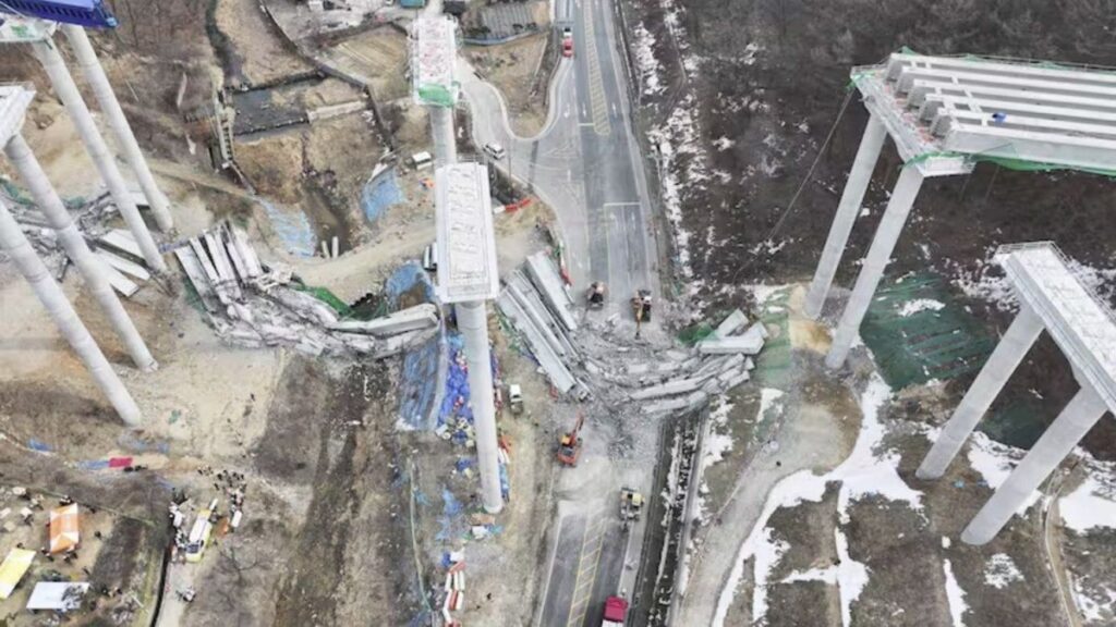 el impresionante momento en el que colapsa un puente en construcción