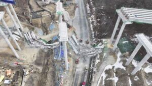 el impresionante momento en el que colapsa un puente en construcción