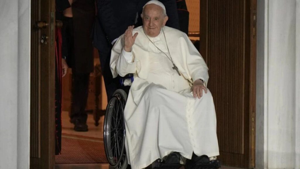 el papa Francisco está estable y presenta una leve mejoría