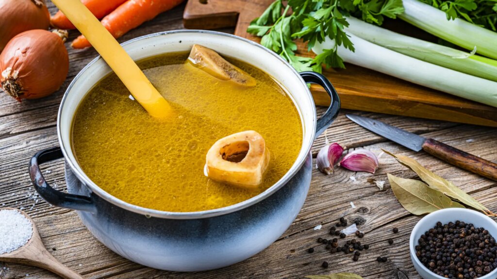 el truco de un carnicero para hacer el mejor caldo de huesos