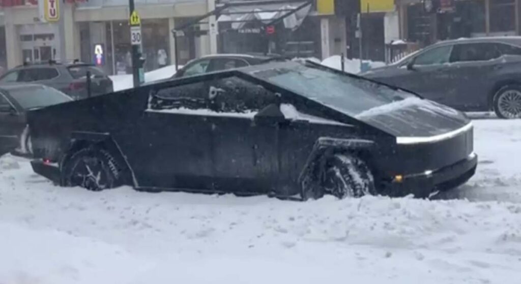 la camioneta de Tesla se atranca en la nieve mientras la adelantan utilitarios