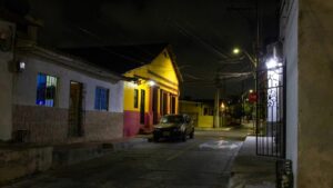 la guerra entre bandas criminales que reclutan en los barrios populares a menores de edad