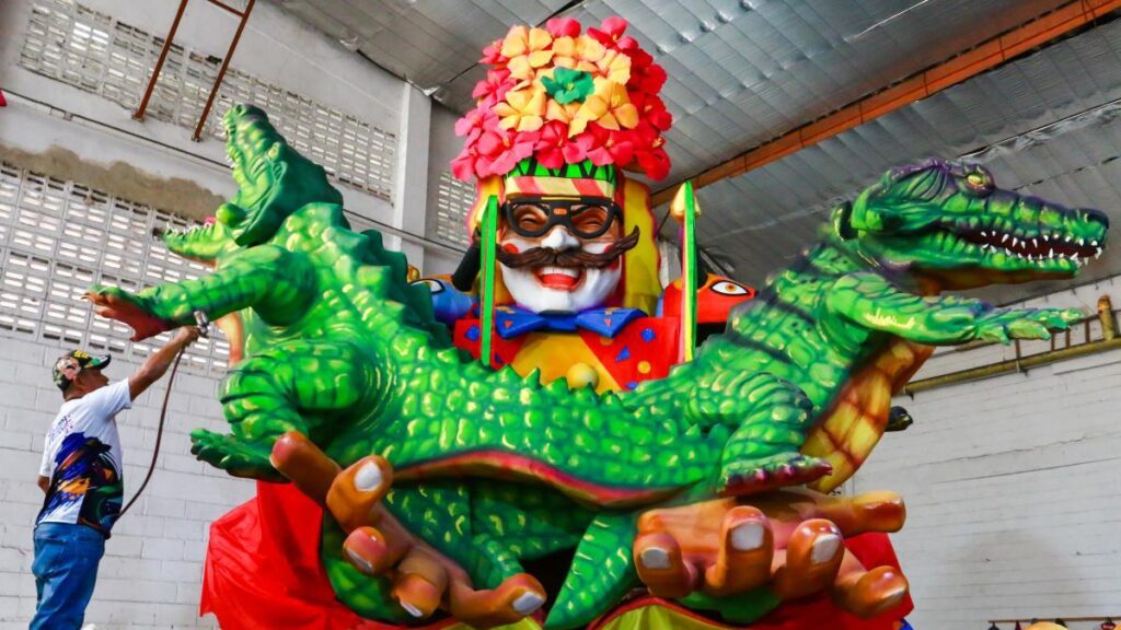 las carrozas están listas para brillar en la Batalla de Flores