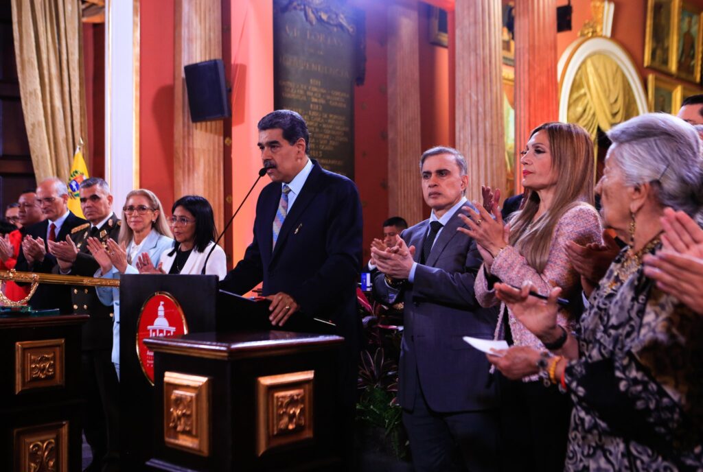 las implicaciones del plan "antifascismo" y el poder comunal, según politólogos 
