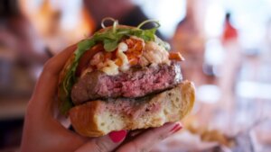 los errores que cometemos al cocinar la carne de hamburguesa según la AESAN