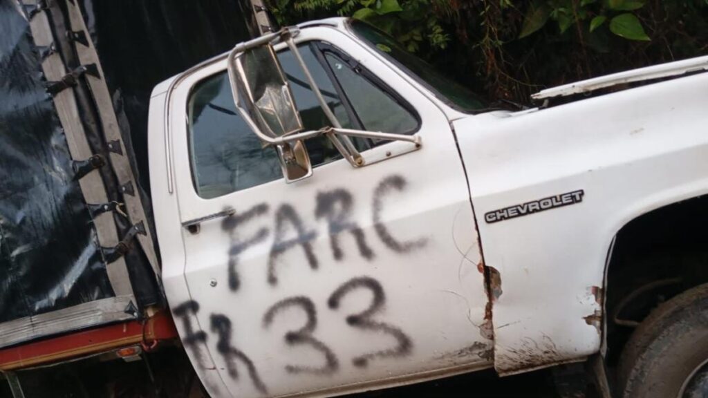 pintan grafitis alusivos a disidencias de las Farc en camionetas blancas