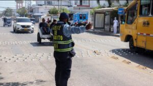 prohibidos pasamontañas y taparse apellido en agentes de tránsito