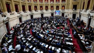 sanción parcial a ley que inhabilita a Kirchner – DW – 13/02/2025
