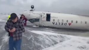un avión de pasajeros se estrelló y quedó dado vuelta al intentar aterrizar