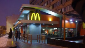 ¿Cuánto dinero se lleva McDonald's al año de cada franquicia? Lo que se queda la marca y lo que gana el franquiciado