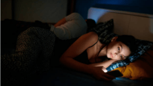 ¿Por qué es peligroso para la salud dormir con el celular en la cama? Le contamos