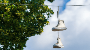 ¿Qué significa ver tenis colgados en los cables de luz?