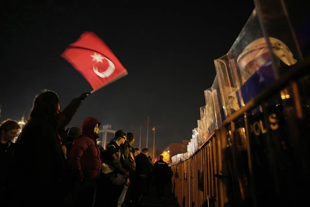 "¡Gobierno dimite!": cientos de miles de turcos protestan en Estambul por la detención del rival de Erdogan