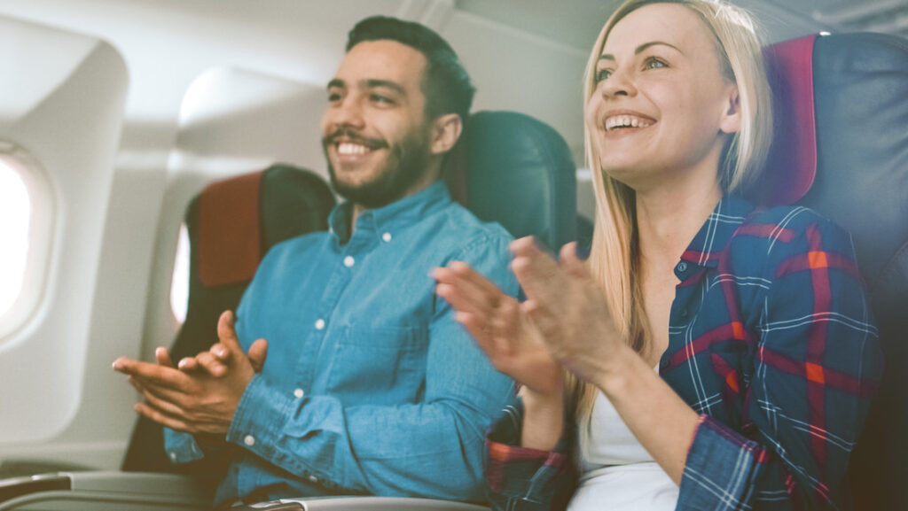 ¿Aplaude cuando un avión aterriza? Una azafata recomienda no hacerlo - AlbertoNews