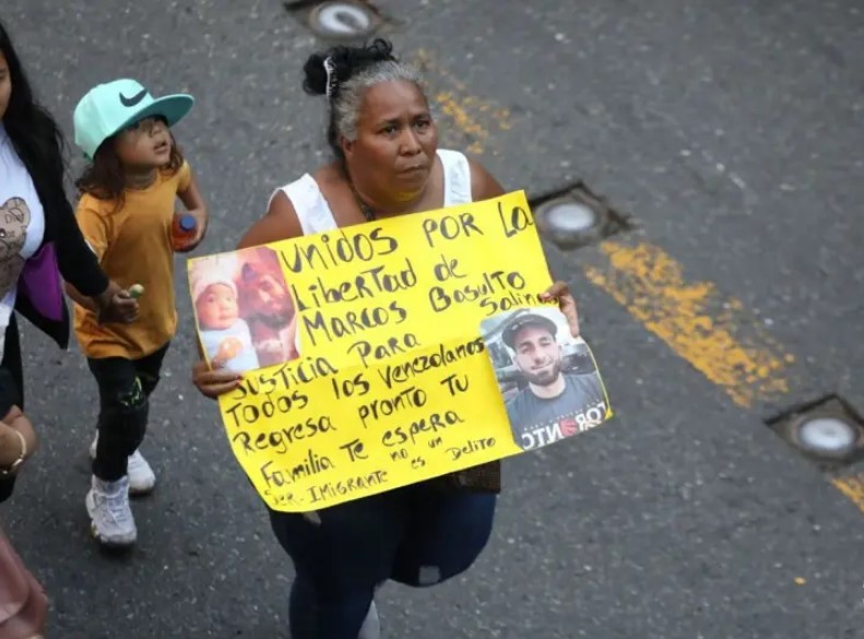 "Fue a buscar el sueño americano y ahora está atrapado en una pesadilla": la desesperación de una madre por saber de su hijo, deportado de EEUU a la megacárcel de El Salvador - AlbertoNews