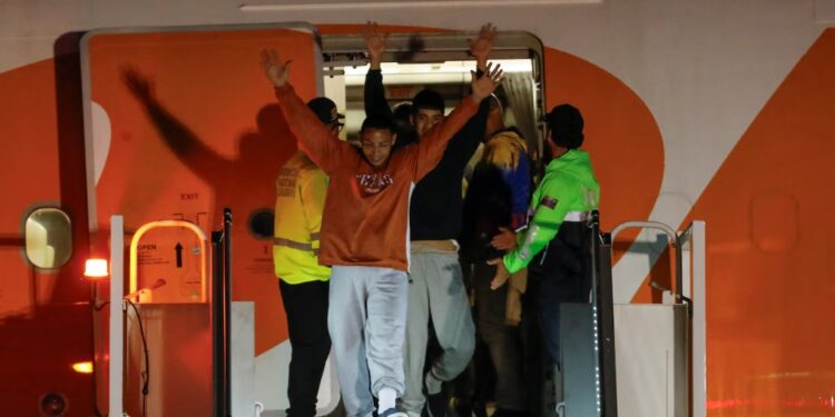 199 venezolanos deportados de EE. UU. regresan desde Honduras