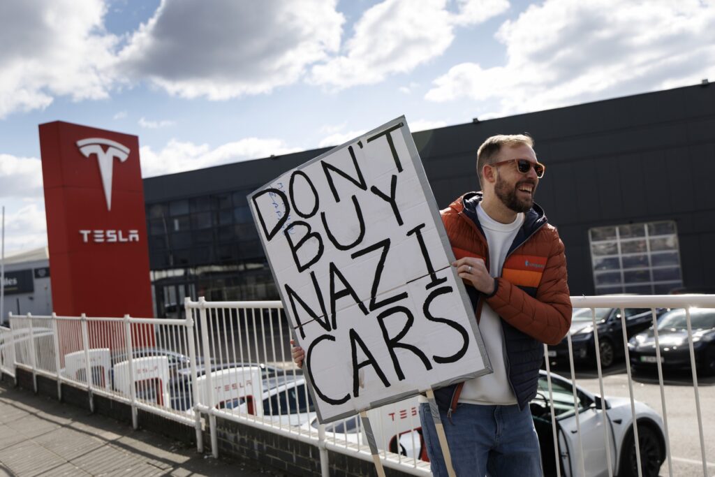 Acusan a hombre por prender fuego y disparar a autos en una tienda de Tesla en EEUU - AlbertoNews