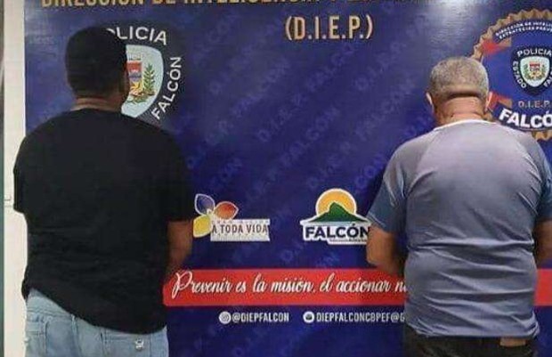 Arrestados dos hombres por caerle a correazos a una mujer