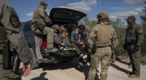 Arrestan en Texas a más de 600 migrantes indocumentados