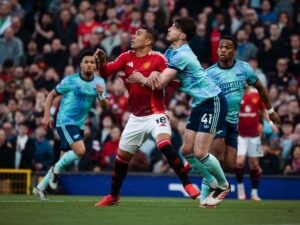 Arsenal se aleja del título tras empatar con el United