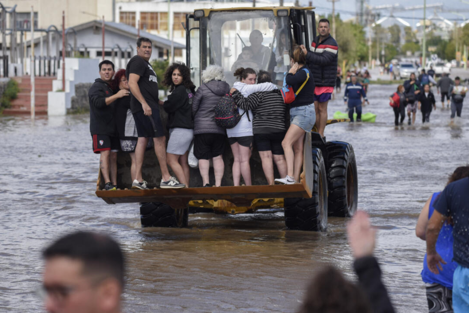 Aumentan a 13 los muertos por temporal en ciudad portuaria argentina