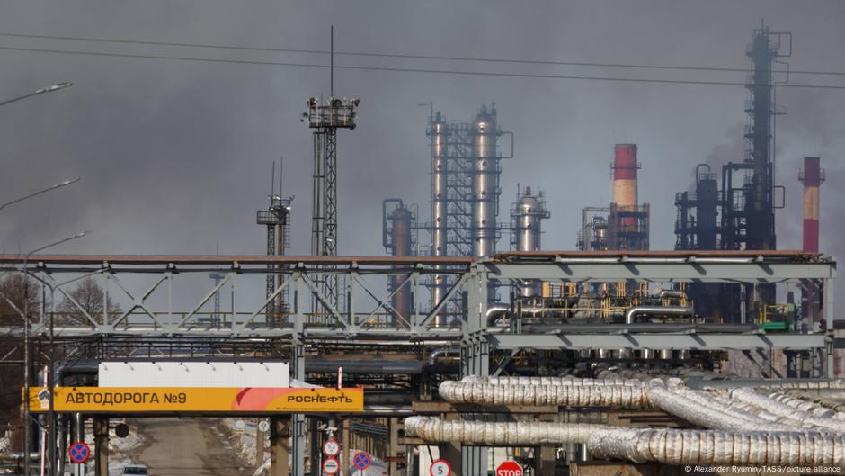 Bomberos sofocan incendio en importante refinería de Rusia – DW – 04/03/2025