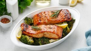 Bowl de salmón con miel, ajo y chile, una receta rápida, fácil y deliciosa