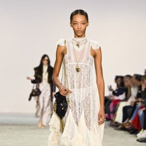 CHLOÉ OTOÑO 2025: un tributo a la elegancia femenina
