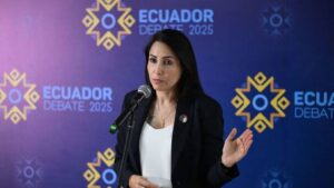 Candidata presidencial rechaza el «cambio de sexo en menores» en Ecuador