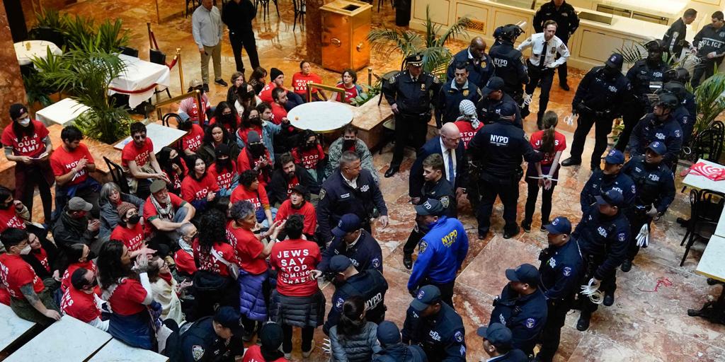 Casi un centenar de detenidos por protestar en la Torre Trump contra el arresto de un activista propalestino