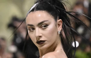 Charli XCX podría participar en la película de «Narnia» de Netflix