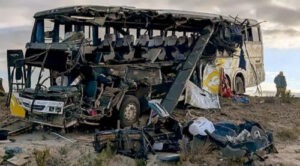 Choque entre dos buses deja al menos 37 muertos en Bolivia