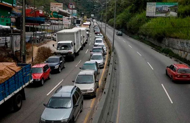 Choque entre vehículo y una moto dejó dos fallecidos