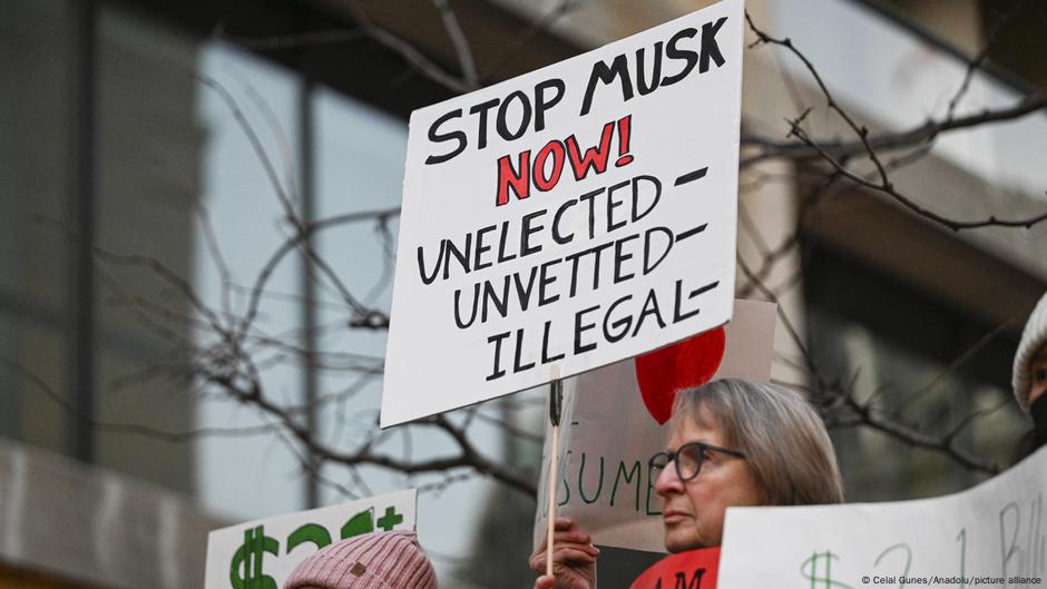 Cientos protestan contra Elon Musk en EE.UU. y Europa – DW – 30/03/2025
