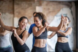Bailar en grupo tiene innumerables beneficios físicos y mentales.