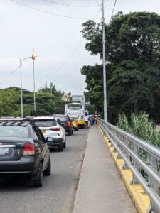 Cola para ingresar a Colombia