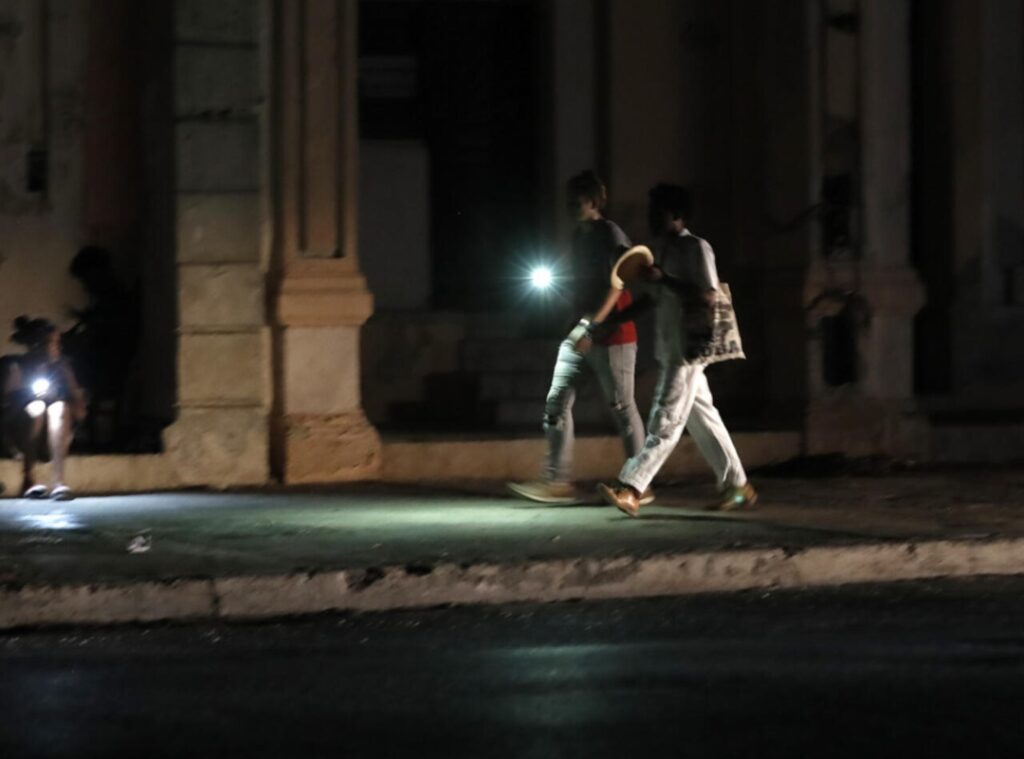 Colapso energético en Cuba: tras 48 horas de apagón, cerca de la mitad de la isla continúa sin servicio eléctrico - AlbertoNews