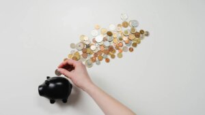 Cómo ajustar tus hábitos para gastar menos ante el cambio de horario con estos trucos tech