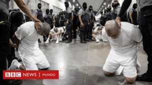 Cómo es el Cecot, la megacárcel en la que Bukele encerró a los cientos de venezolanos que el gobierno de Trump deportó a El Salvador desde Estados Unidos