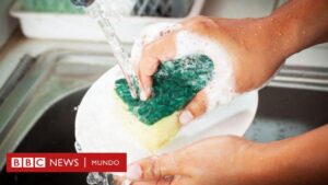 Cómo lavar la esponja de cocina para que no se convierta en un caldo de cultivo de gérmenes